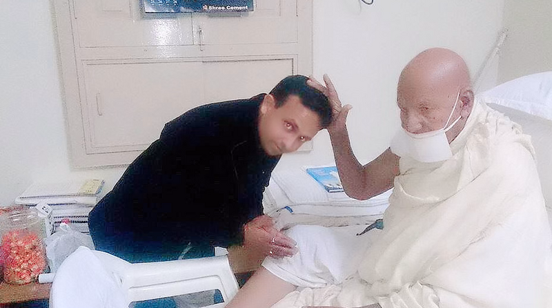 File:Vijay With Guruji.png